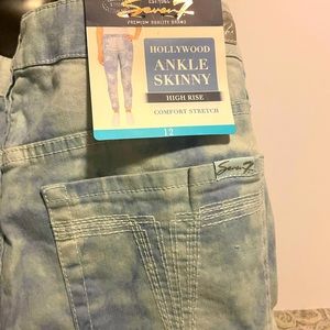 Seven Jeans BRAND NEW Stone Wash light blue Jeans! Never Worn
